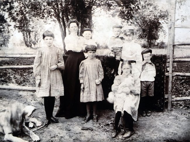 Семья Маториных, младшая (третья слева) — Нина
